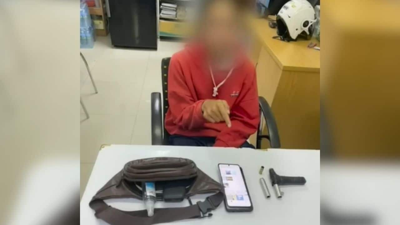 Thấy bố nói mẹ ngoại tình với hàng xóm, con trai cầm súng đi xử lý