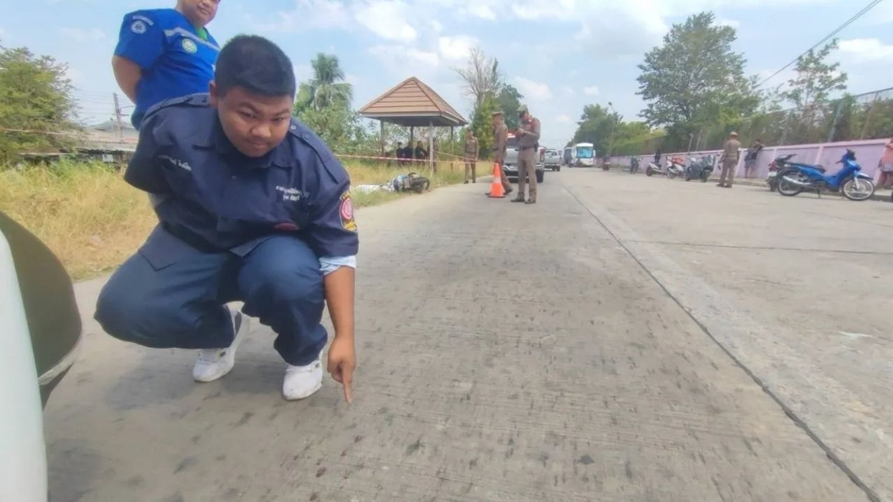 Thấy bố nói mẹ ngoại tình với hàng xóm, con trai cầm súng đi xử lý