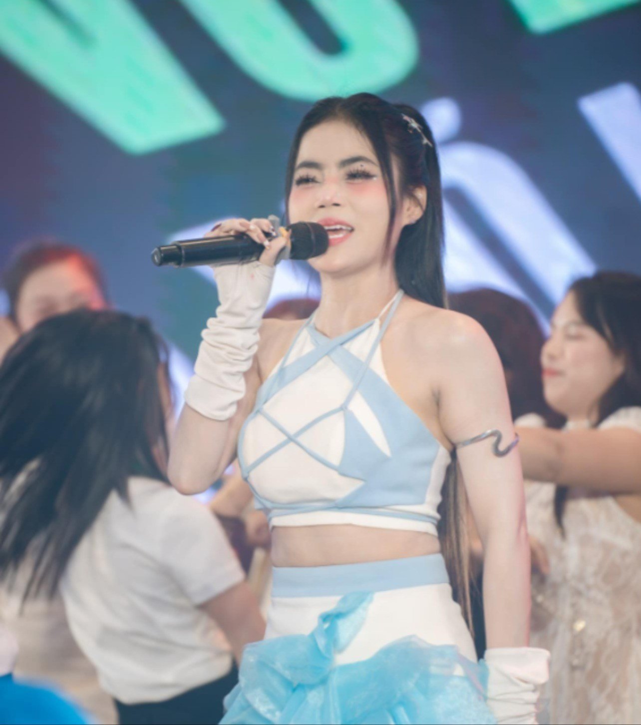 Chị Phiến và Võ Lê Mi, chủ nhân 2 bài nhạc gây tranh cãi.