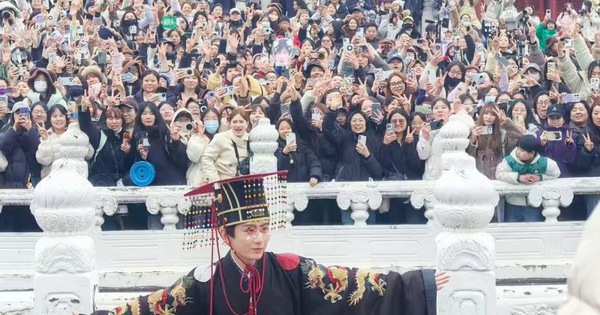 Chưa từng có ở showbiz: 20.000 người vây kín cung điện để gặp thảm họa cổ trang góc nào cũng xấu thanh nghi3 1770796458567531002482 383 0 1014 1206 crop 17707965202761837859320jpg