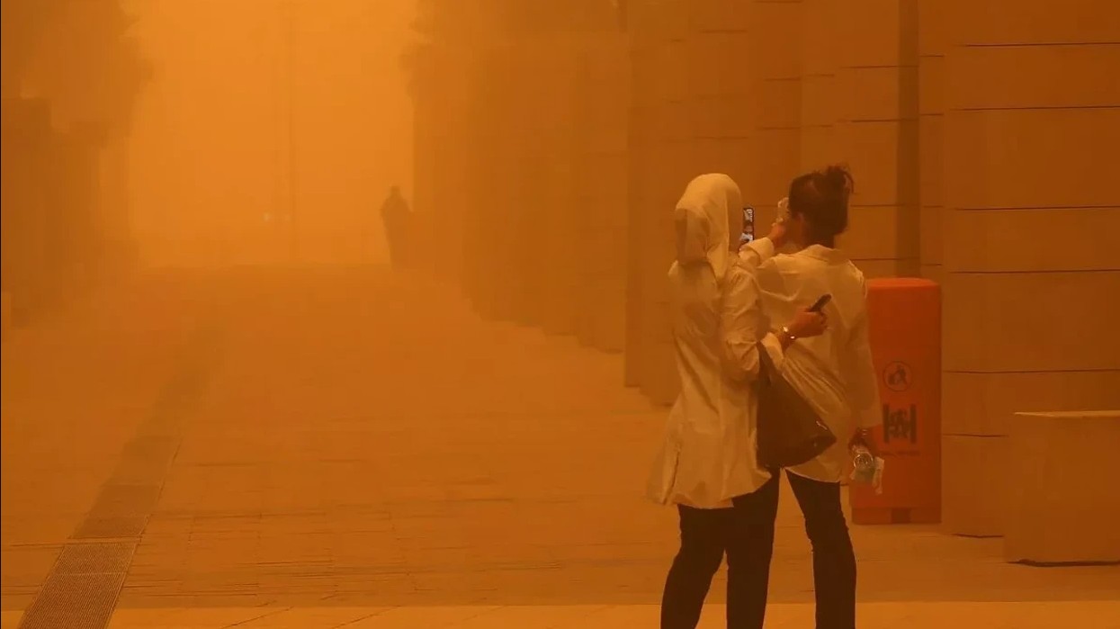 Thành phố nóng nhất thế giới: Cá bị luộc chín, chim rơi xuống đất mà con người vẫn bám trụ bằng cách này- Ảnh 1.