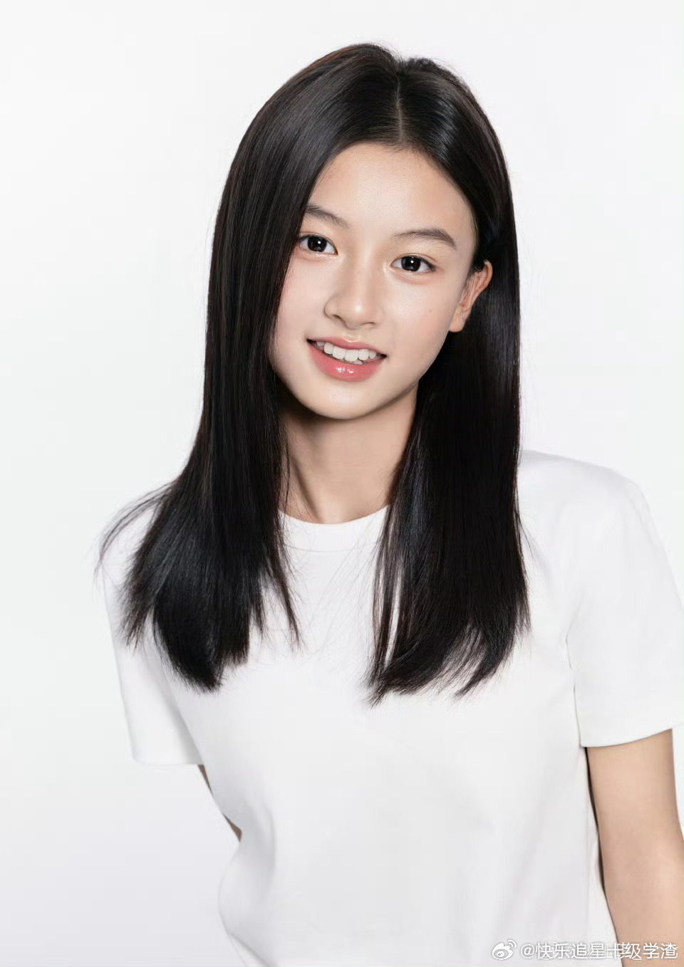 Trên đời không có ai 15 tuổi đã ra dáng minh tinh như cô bé này: Mặt mộc đẹp hút hồn, xứng đáng vạn lời tung hô- Ảnh 2.