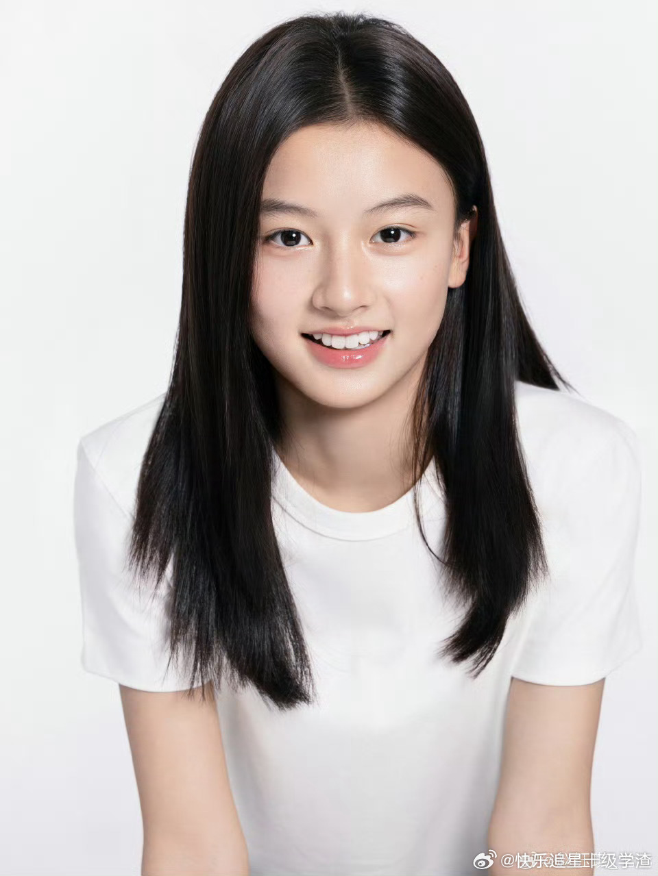 Trên đời không có ai 15 tuổi đã ra dáng minh tinh như cô bé này: Mặt mộc đẹp hút hồn, xứng đáng vạn lời tung hô- Ảnh 1.