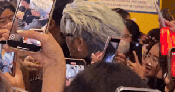 Khoảnh khắc 2 giây gây bức xúc tại sự kiện của Trấn Thành thiet ke chua co ten 1770954324244979797880 1770971534740 17709715351221327192308 137 0 294 300 crop 1770971674566616736564gifpng