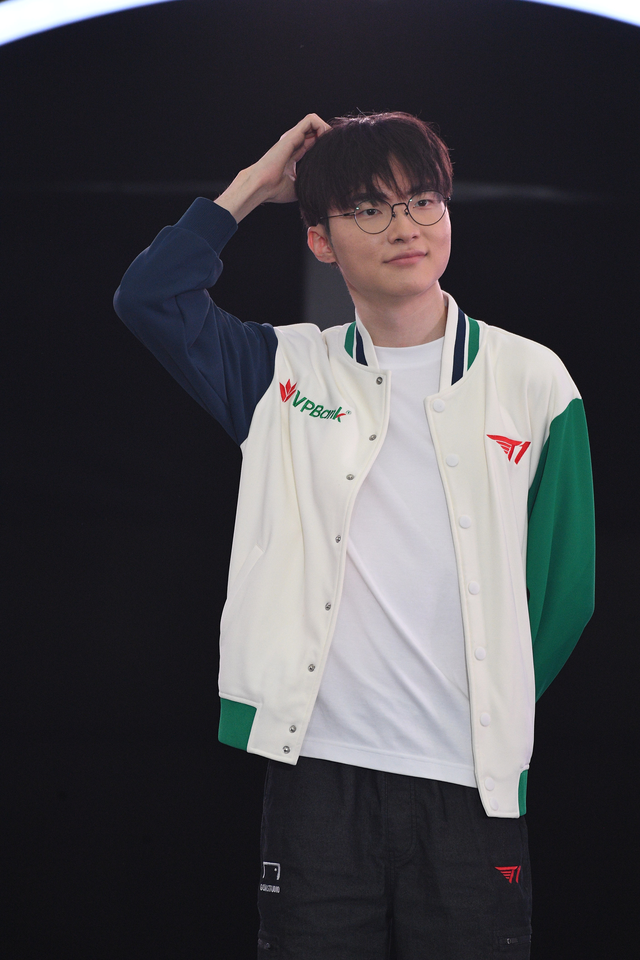 T1 chính thức xuất hiện trên sân khấu: Faker gây sốt với visual T1 chính thức xuất hiện trên sân khấu: Faker gây sốt với visual