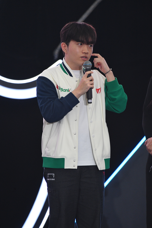 T1 chính thức xuất hiện trên sân khấu: Faker gây sốt với visual T1 chính thức xuất hiện trên sân khấu: Faker gây sốt với visual