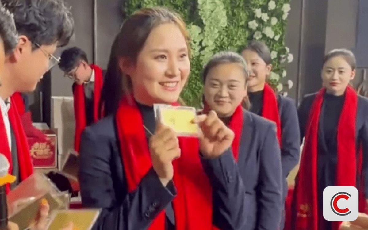 Một tiệm vàng Trung Quốc chơi lớn: Thưởng 'nóng' tiền và vàng cho nhân viên dịp tất niên- Ảnh 1.