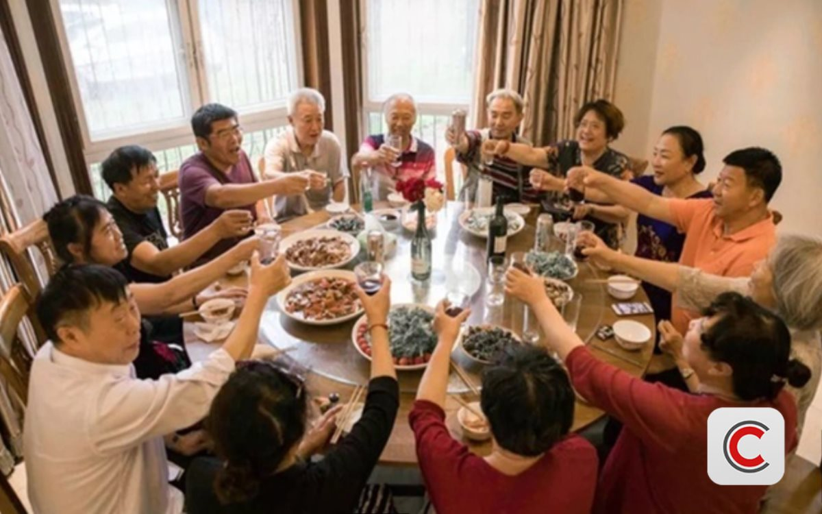 7 cặp vợ chồng góp 10 triệu đồng/tháng thuê biệt thự cùng dưỡng già, thoải mái sống chung nhờ thống nhất 1 quy tắc!- Ảnh 1.