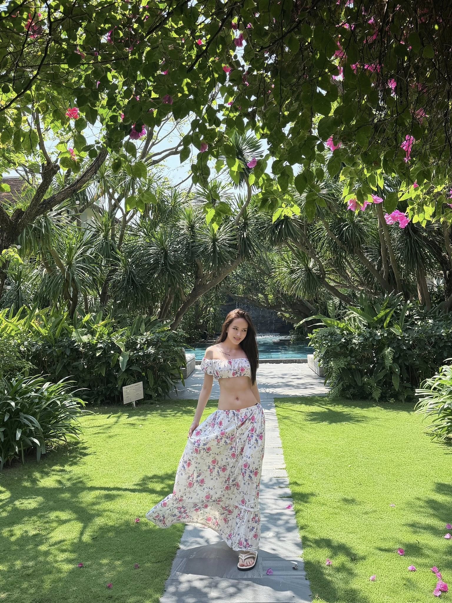 Hot girl họ Thiều khởi động đường đua bikini 2026: Vóc dáng chuẩn chỉnh khiến biển xanh cũng phải