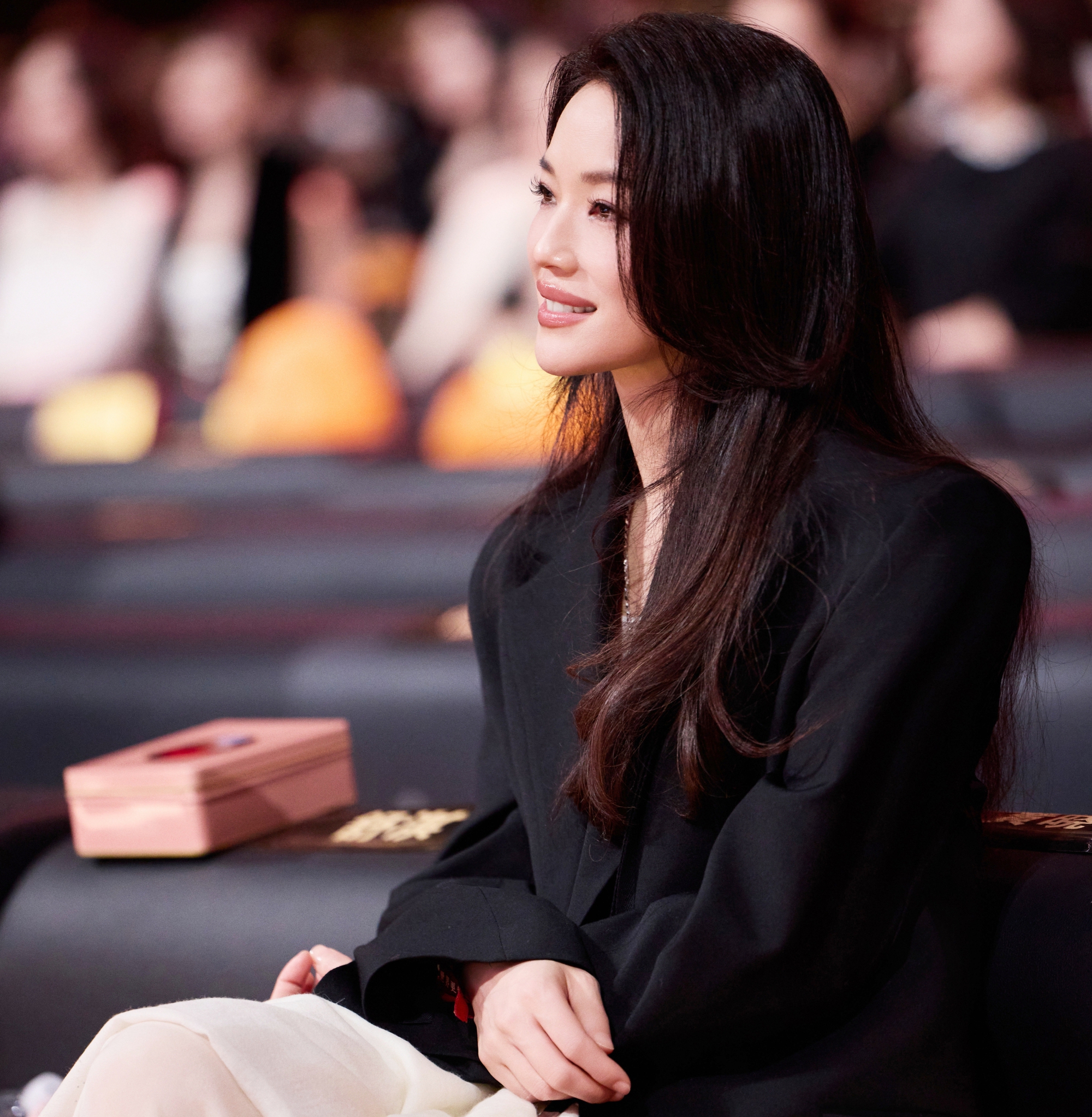 Chưa thấy ai U50 vẫn trẻ dã man thế này: 30 năm không già đi, kim cương dù bao nhiêu tuổi vẫn là kim cương- Ảnh 7. Chưa thấy ai U50 vẫn trẻ dã man thế này: 30 năm không già đi, kim cương dù bao nhiêu tuổi vẫn là kim cương- Ảnh 7.