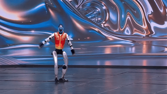 Robot hình người Trung Quốc đã phát triển đến mức này: Năm ngoái chỉ đứng một chỗ múa quạt, năm nay đã biểu diễn võ thuật, nhào lộn- Ảnh 1.