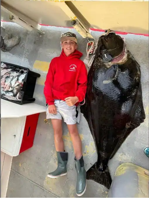 Cậu bé 13 tuổi oằn mình kéo