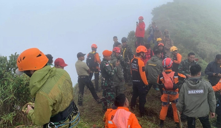Rơi máy bay Indonesia: Tìm thấy nạn nhân đầu tiên, cứu hộ vô cùng khó khăn- Ảnh 1. Rơi máy bay Indonesia: Tìm thấy nạn nhân đầu tiên, cứu hộ vô cùng khó khăn- Ảnh 1.
