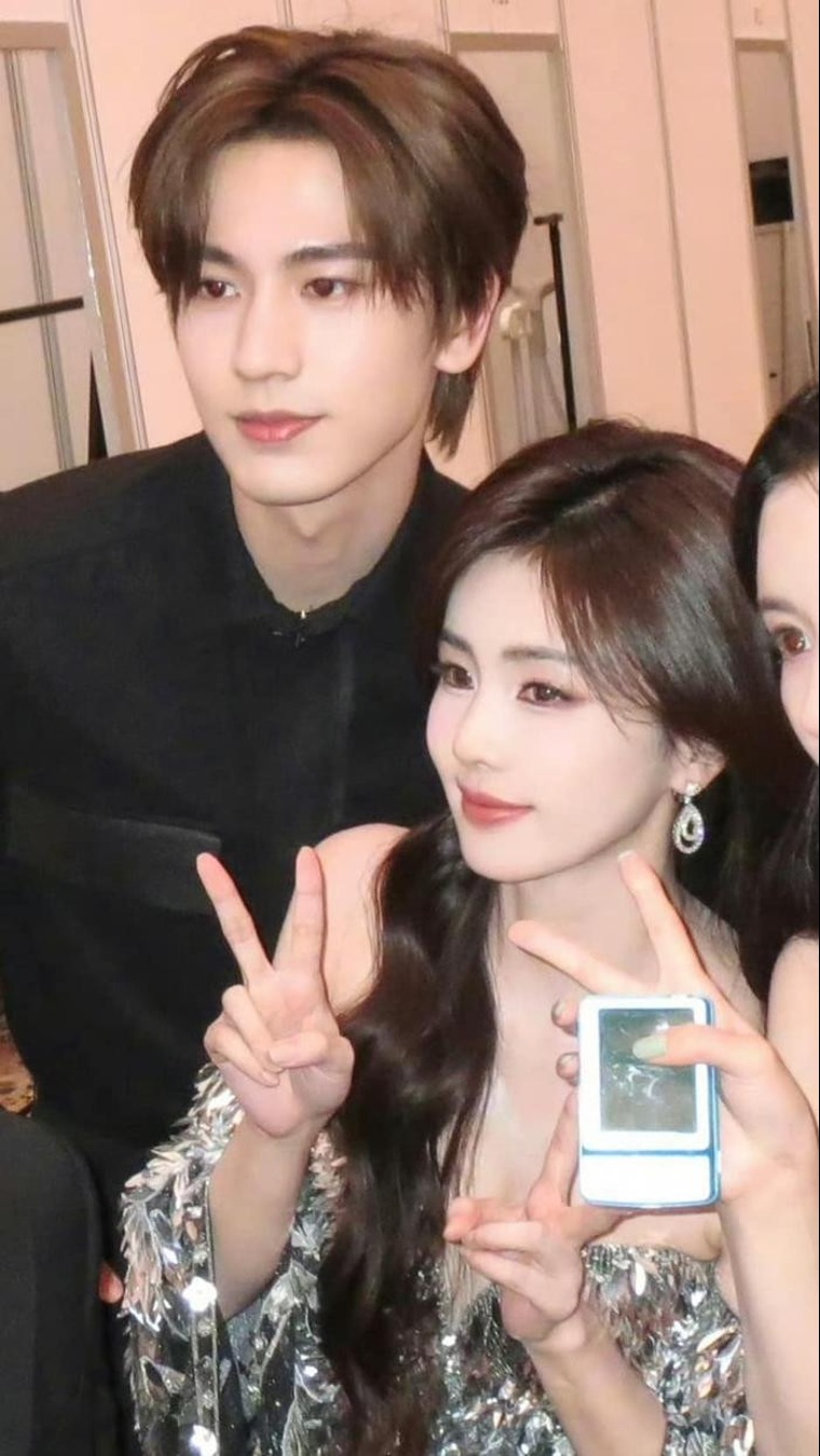 Bắt gặp cặp diễn viên hot nhất năm 2025