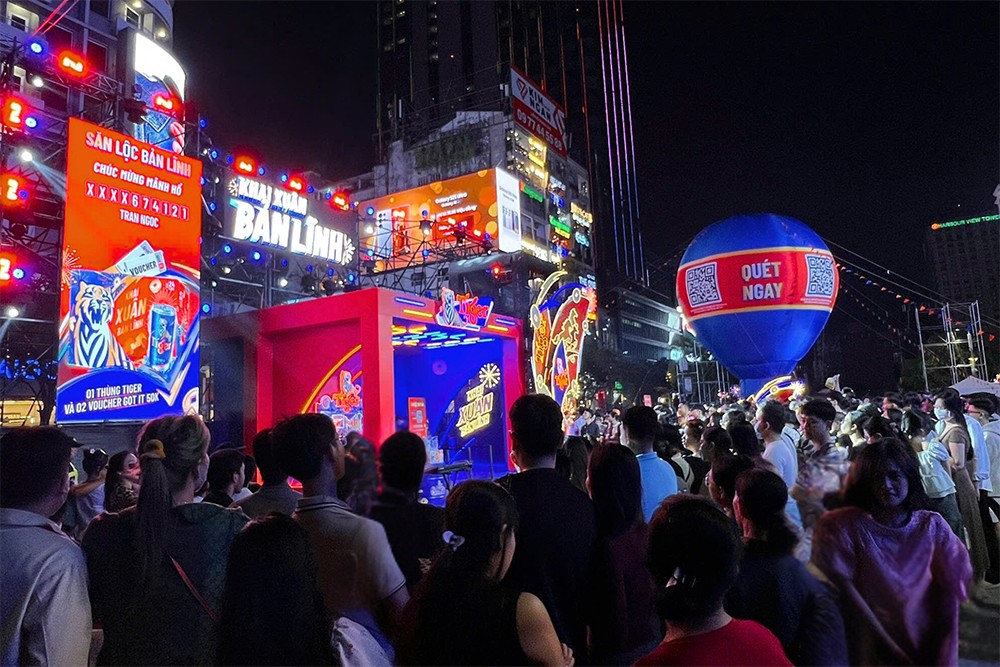 toa-do-countdown-hot-nhat-tphcm-san-loc-cung-dan-sao-v-biz-dinh-dam-xem-phao-hoa-cung-man-tung-lien-giai-tri-2-1766991837-651-width1000height667 Chỉ với một cú chạm điện thoại quét mã QR xuất hiện trên khinh khí cầu hay tại Cây Lộc Bản Lĩnh, mỗi người đã tự mở ra cho mình tấm vé bước vào cuộc “đi săn” đầy hứng khởi.