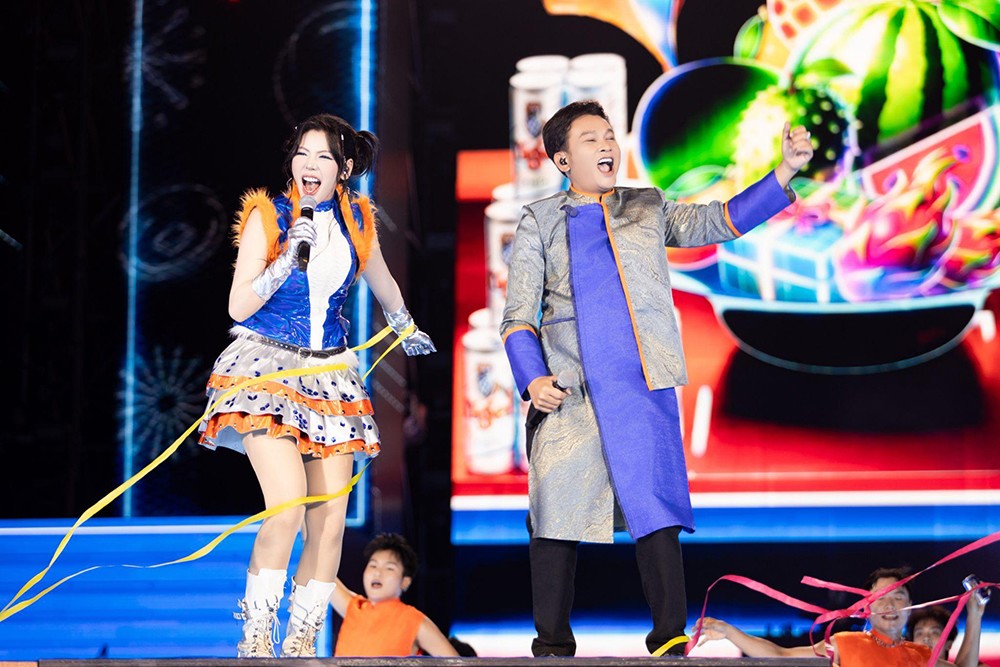 toa-do-countdown-hot-nhat-tphcm-san-loc-cung-dan-sao-v-biz-dinh-dam-xem-phao-hoa-cung-man-tung-lien-giai-tri-5-1766991837-448-width1000height667 Màn kết hợp bất ngờ giữa (S)TRONG Trọng Hiếu - Phạm Anh Khoa và NSND Hữu Quốc - Muộii hứa hẹn sẽ dẫn dắt cảm xúc của khán giả qua những bản phối remix độc đáo đậm chất xuân tại TP.HCM