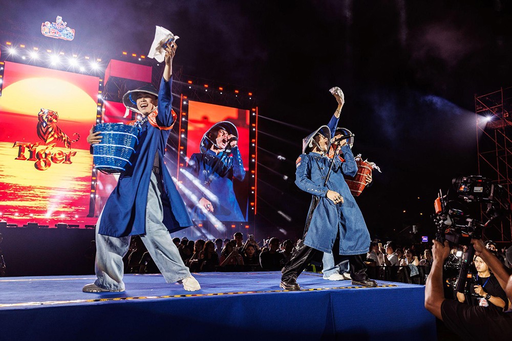 toa-do-countdown-hot-nhat-tphcm-san-loc-cung-dan-sao-v-biz-dinh-dam-xem-phao-hoa-cung-man-tung-lien-giai-tri-6-1766991837-921-width1000height667 Những màn tương tác, phát “lộc” bất ngờ khiến khoảng cách giữa nghệ sĩ và khán giả hoàn toàn biến mất, chỉ còn lại sự gắn kết và niềm vui vỡ òa.