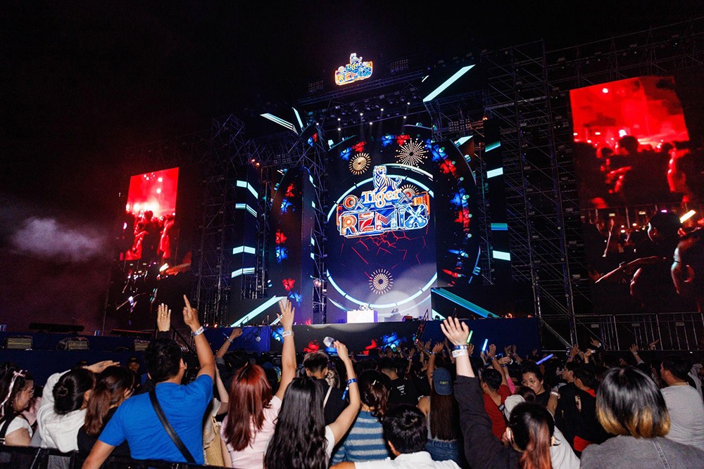 toa-do-countdown-hot-nhat-tphcm-san-loc-cung-dan-sao-v-biz-dinh-dam-xem-phao-hoa-cung-man-tung-lien-giai-tri-8-1766991838-883-width1000height667 Lộc hiện hữu ngay trong từng bước chân và nụ cười rạng rỡ, là phút giây sảng khoái nâng ly cùng hội bạn thân giữa khoảnh khắc countdown rực rỡ.