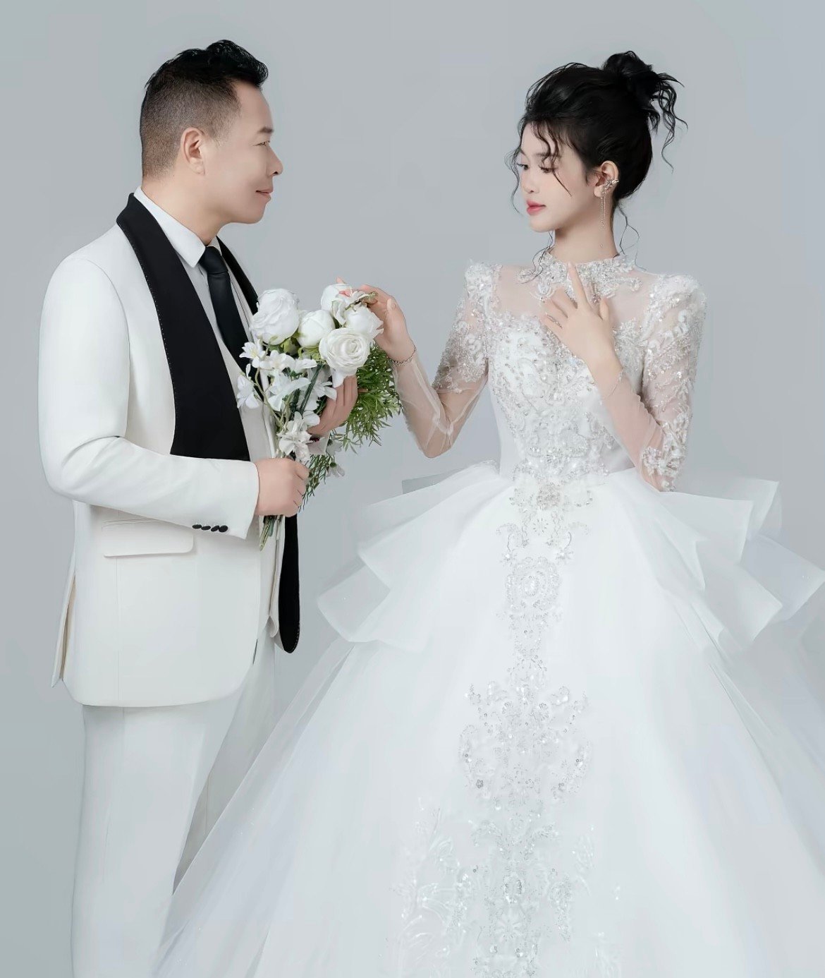 Tôn Bằng khiến mạng xã hội xôn xao khi đăng tải loạt ảnh chụp cưới cùng bạn gái trên trang TikTok cá nhân.