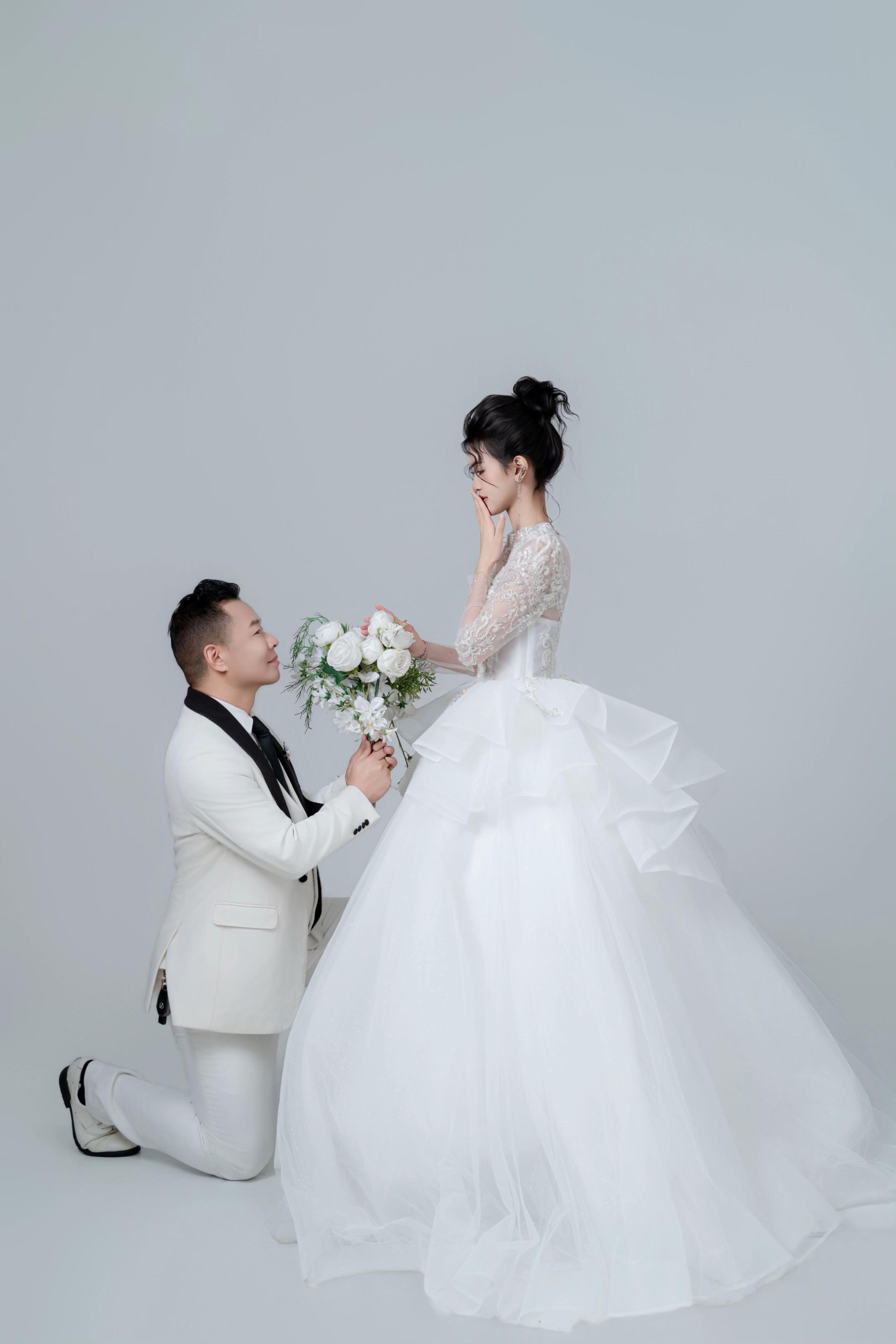 Tôn Bằng khiến mạng xã hội xôn xao khi đăng tải loạt ảnh chụp cưới cùng bạn gái trên trang TikTok cá nhân.