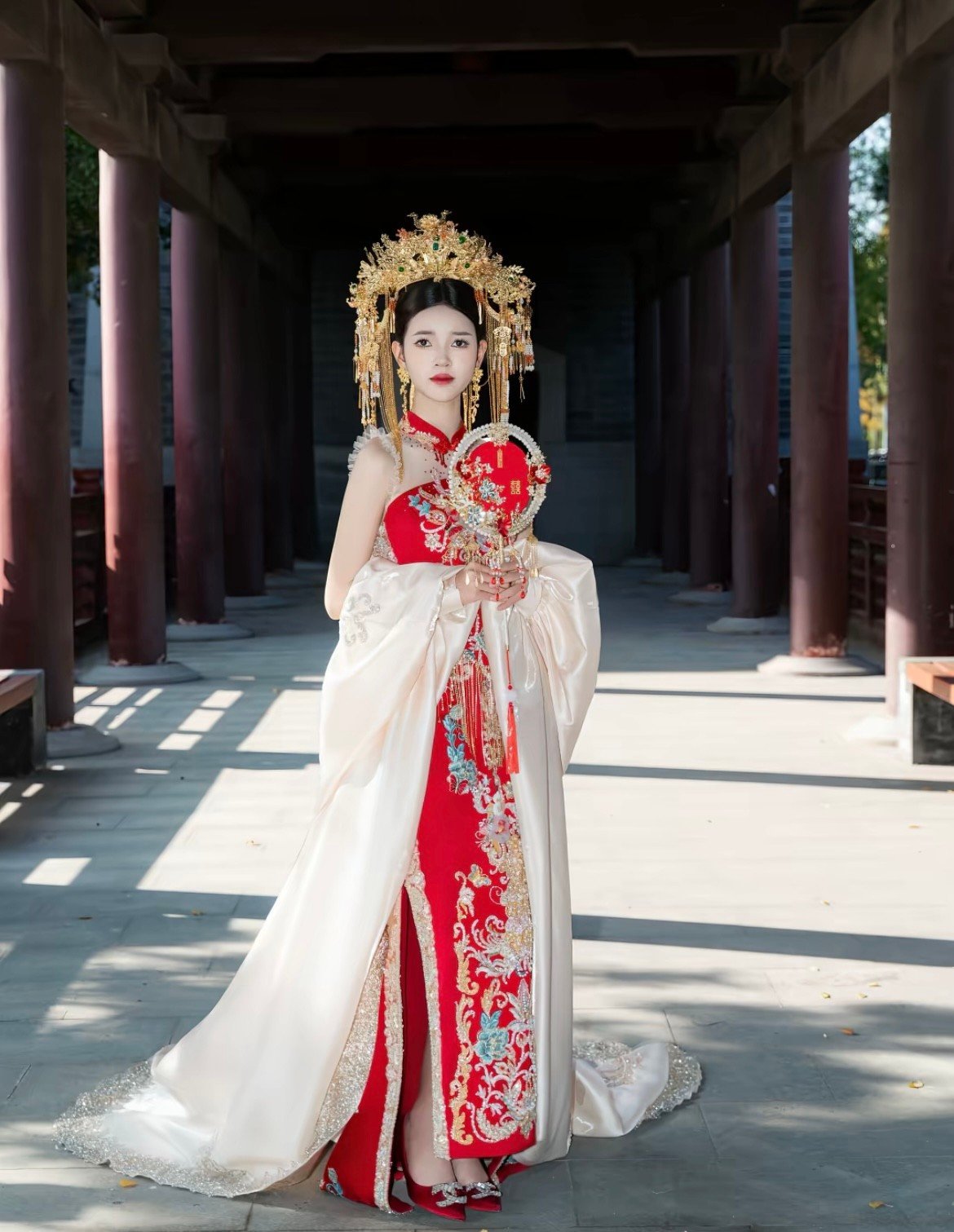 Tôn Bằng khiến mạng xã hội xôn xao khi đăng tải loạt ảnh chụp cưới cùng bạn gái trên trang TikTok cá nhân.