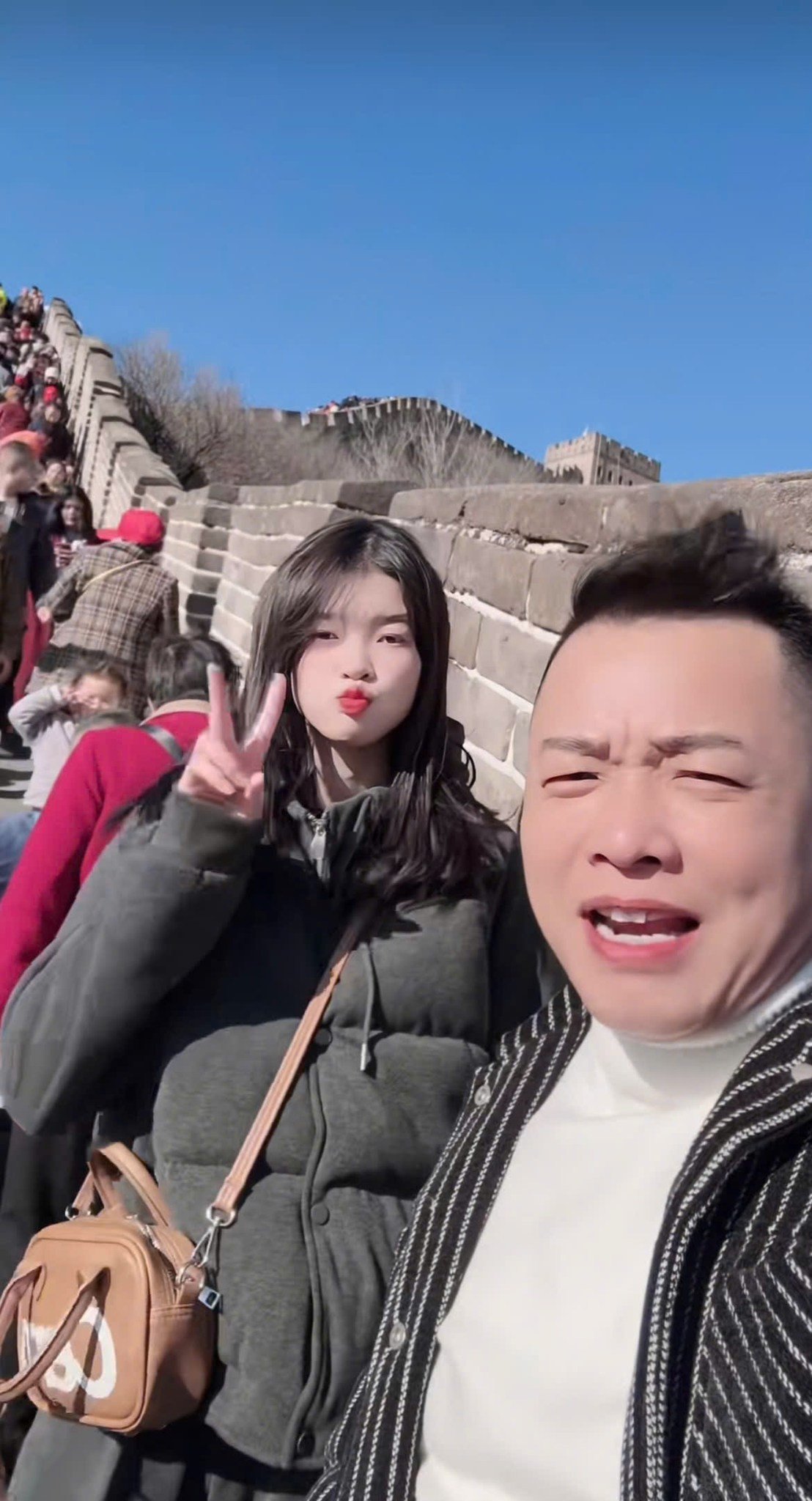 Cặp đôi chênh nhau 26 tuổi thoải mái chia sẻ cuộc sống cá nhân.