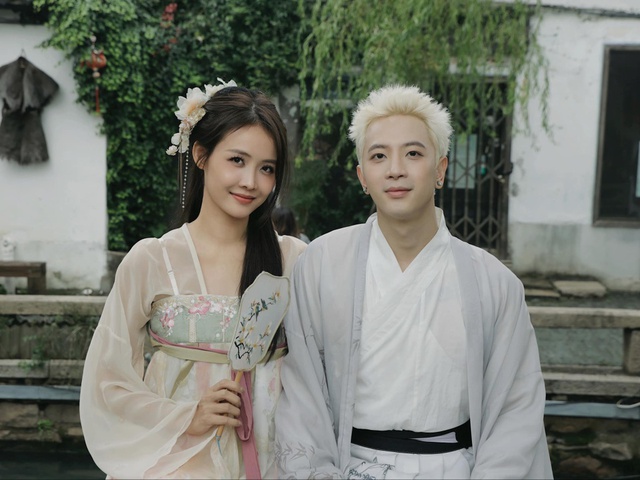 Á hậu Việt đang mang thai lần 3 với chồng kém tuổi?- Ảnh 3. Á hậu Việt đang mang thai lần 3 với chồng kém tuổi?- Ảnh 3.