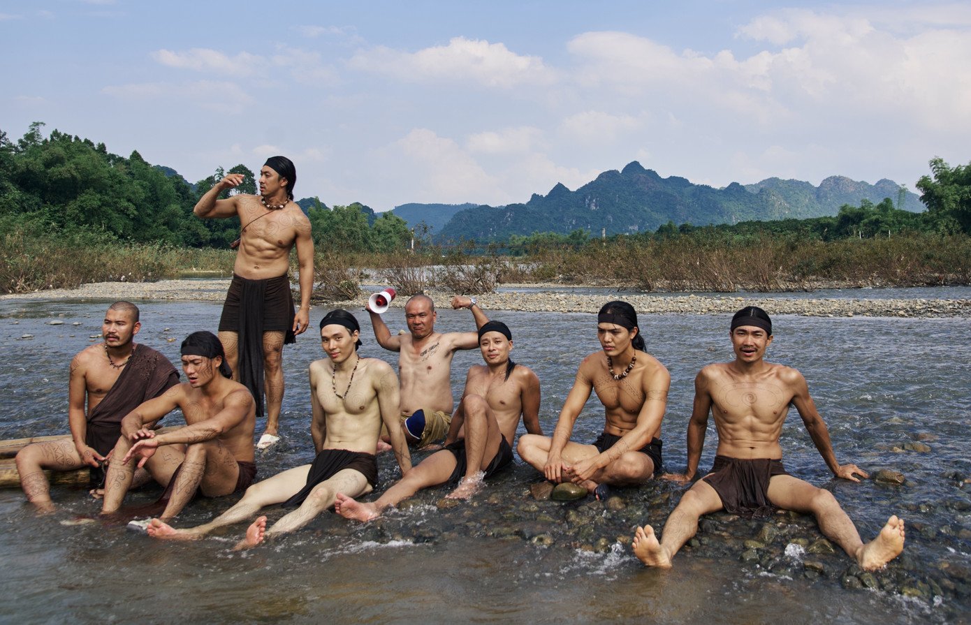 Dàn diễn viên nam khoe thân hình cơ bắp trong một số cảnh phim.