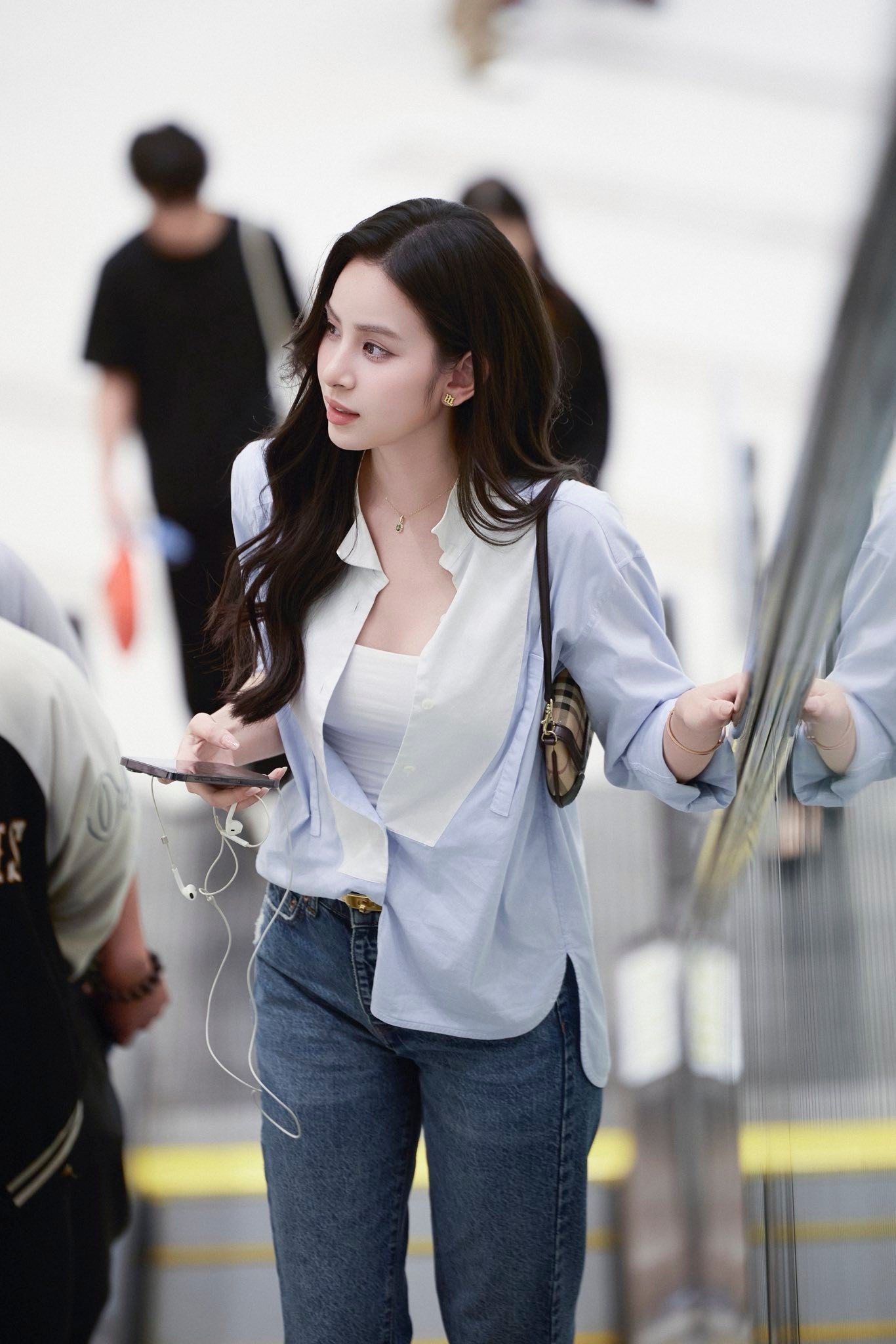 Hoa hậu đua nhau chụp ảnh trạm tỷ đang gây sốt - 1