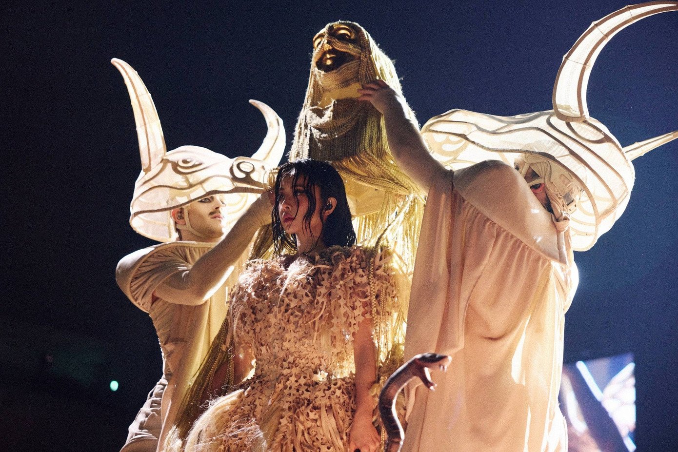 Concert đầu tư của Thái Y Lâm bị tố mang yếu tố tà giáo, nhiều người viết đơn yêu cầu cơ quan chức năng hủy show.