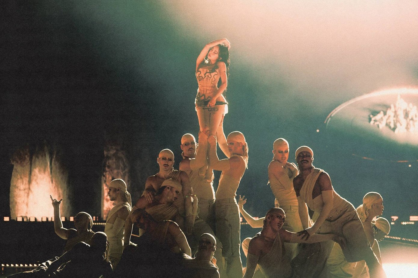 Concert đầu tư của Thái Y Lâm bị tố mang yếu tố tà giáo, nhiều người viết đơn yêu cầu cơ quan chức năng hủy show.