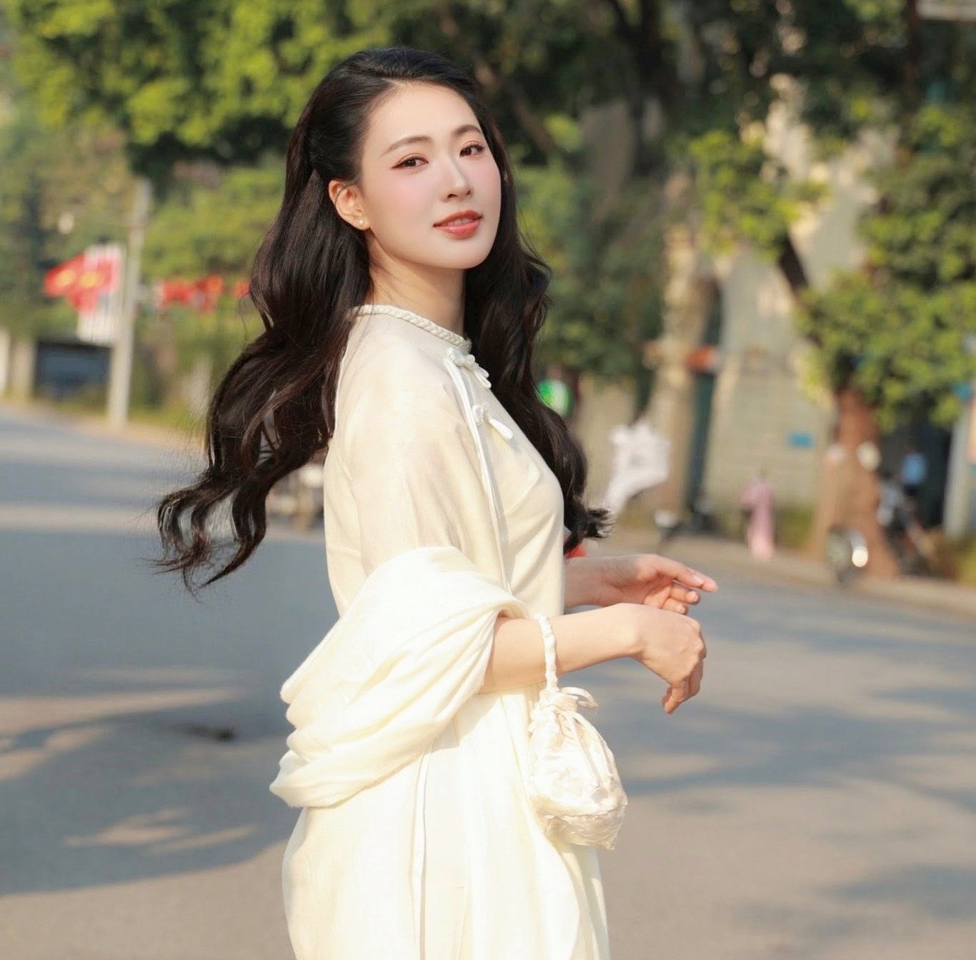 Trong trang phục người lính, Minh Trang nhìn già dặn hơn. Đây có lẽ là vai diễn không dành cho cô.