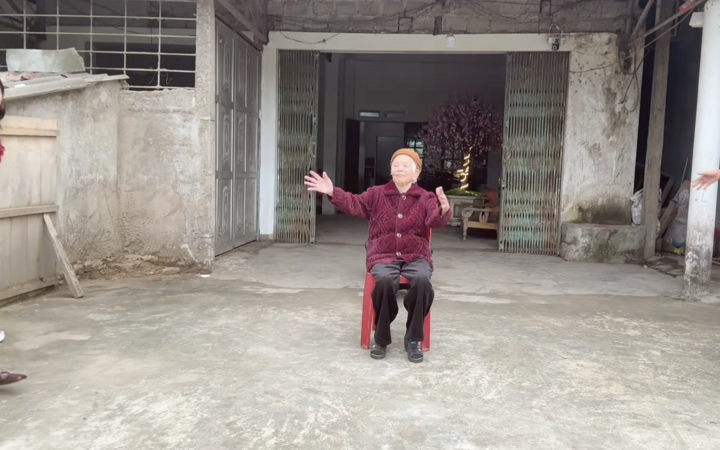 Trend chạy ùa vào lòng ôm ông bà được nhiều gia đình thực hiện. (Ảnh: @thng.gplx)