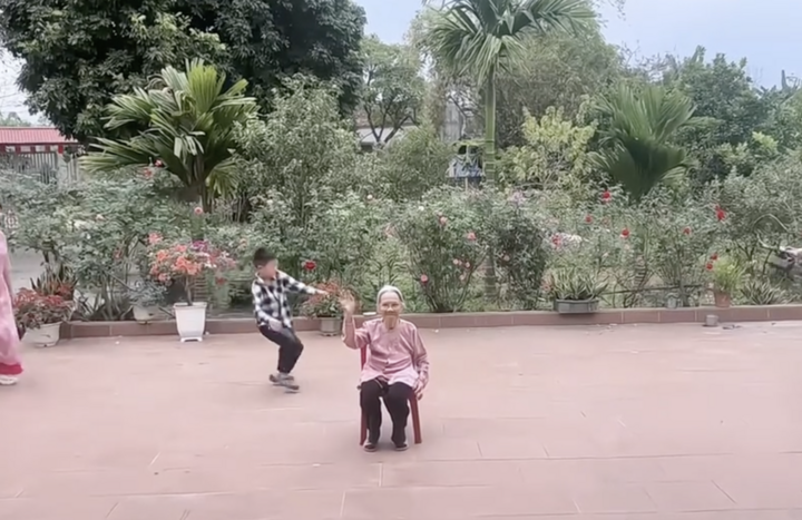 Không chỉ mang lại tiếng cười và sự ấm áp, trào lưu này còn khiến nhiều người rưng rưng khi xem. (Ảnh: @thuphuon226)