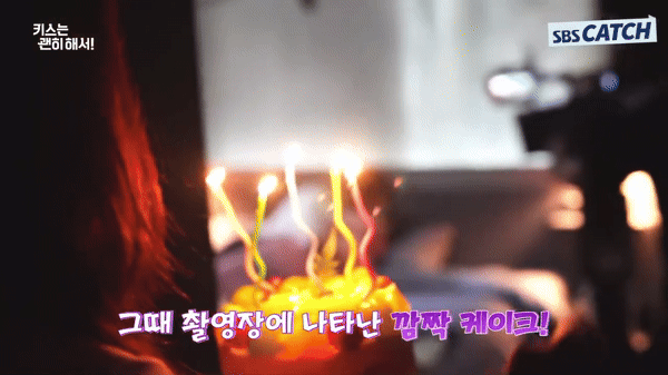 Cặp đôi ngôn tình đang đóng cảnh 18+ thì 30 người bất ngờ ập vào phòng, lý do hút 1,7 triệu lượt xem- Ảnh 1.