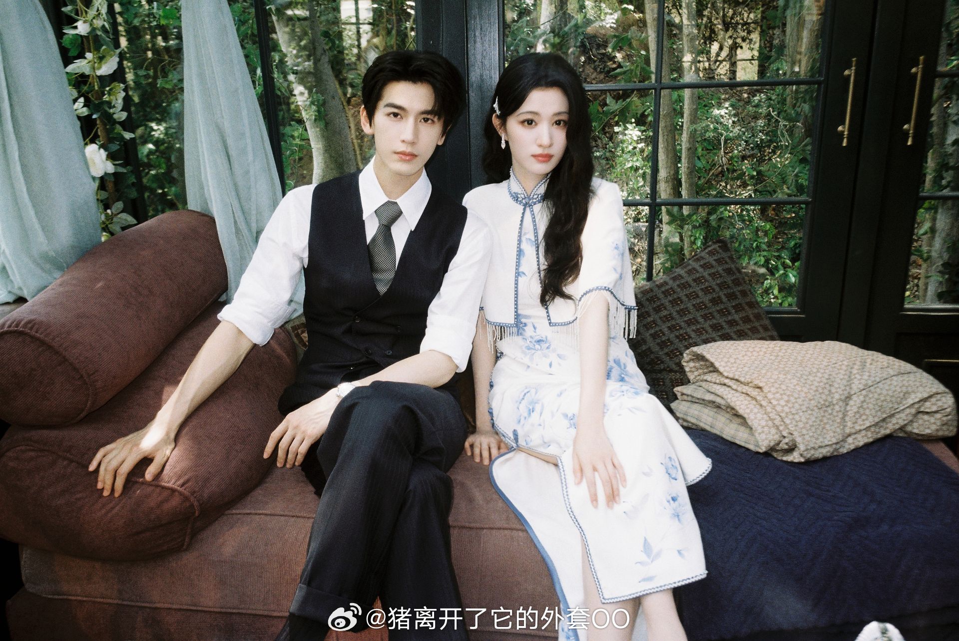 10 cặp đôi ngôn tình xả ảnh cực hot nhân dịp Valentine: Địch Lệ Nhiệt Ba và tình trẻ cực đẹp đôi, có anh yêu tận 3 cô- Ảnh 3.