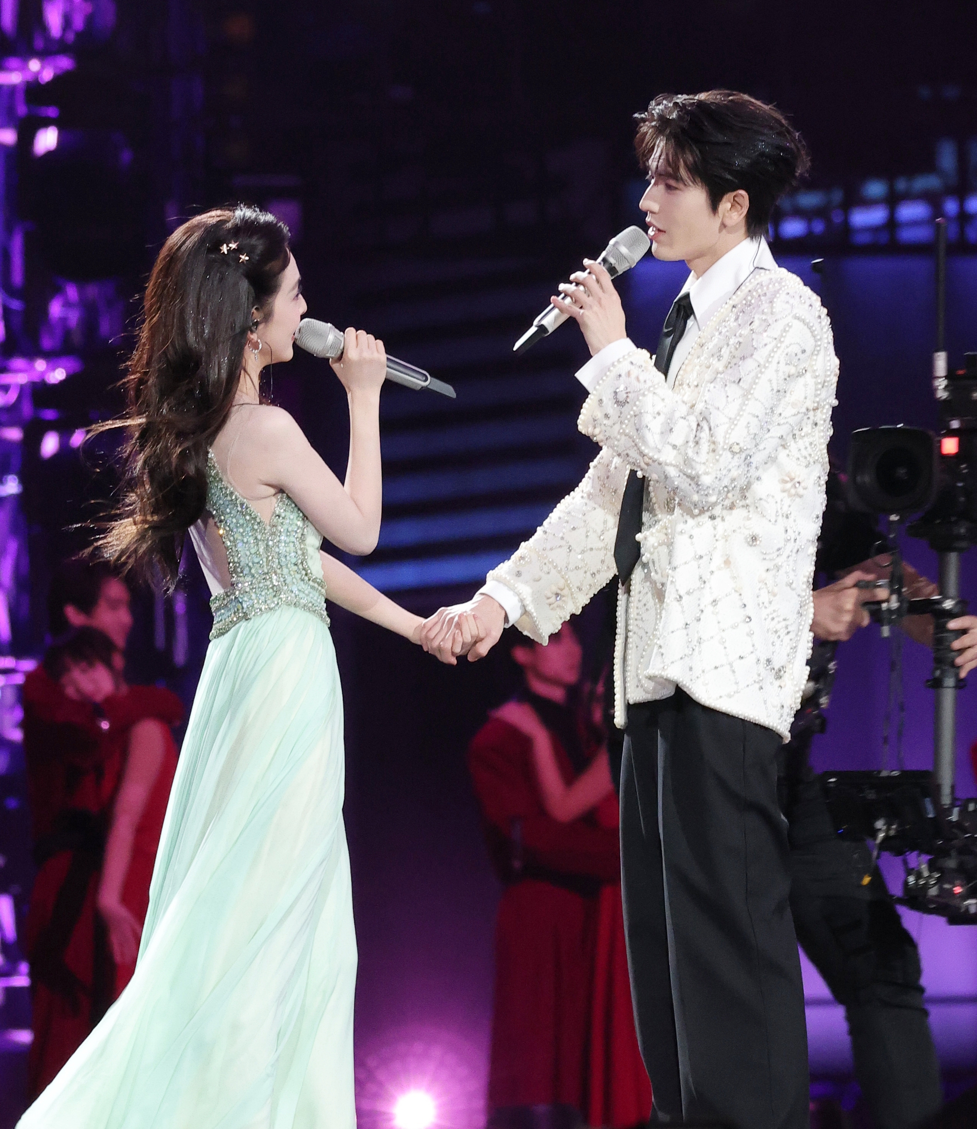 Mỹ nam đẹp nhất Đêm hội giao thừa 2026: Visual thách thức cả showbiz, pháo hoa đêm nay cũng không đẹp bằng- Ảnh 1.