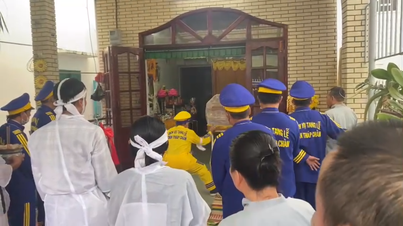 "Khi tôi thắp nhang cho anh Thương Tín, vừa cắm cây nhang xuống thì bóng đèn bên phải nổ, tắt luôn" ttin1 1765426815578 17654268159031655920233