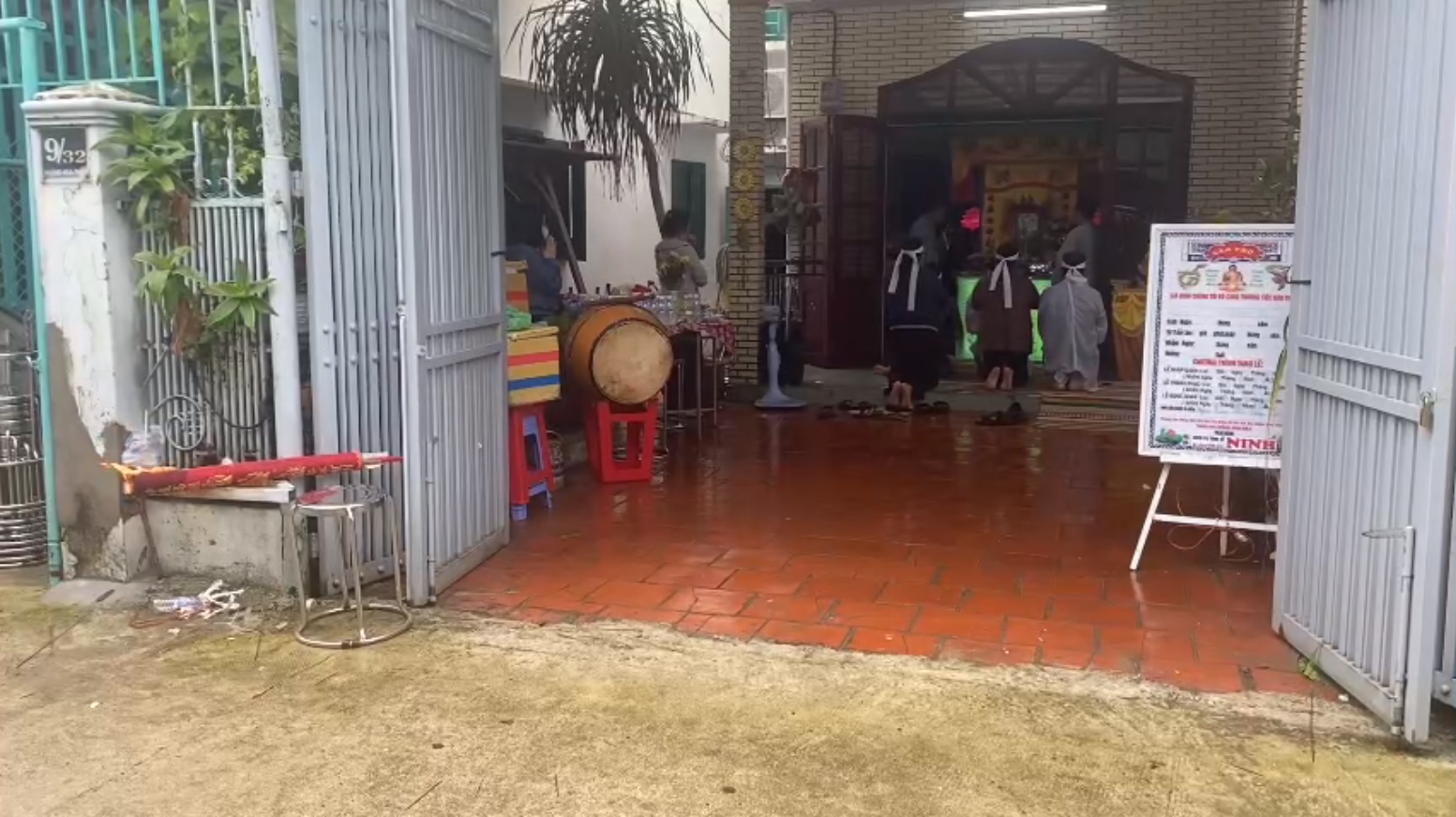 "Khi tôi thắp nhang cho anh Thương Tín, vừa cắm cây nhang xuống thì bóng đèn bên phải nổ, tắt luôn" ttin2 1765426813125 17654268135361025080654