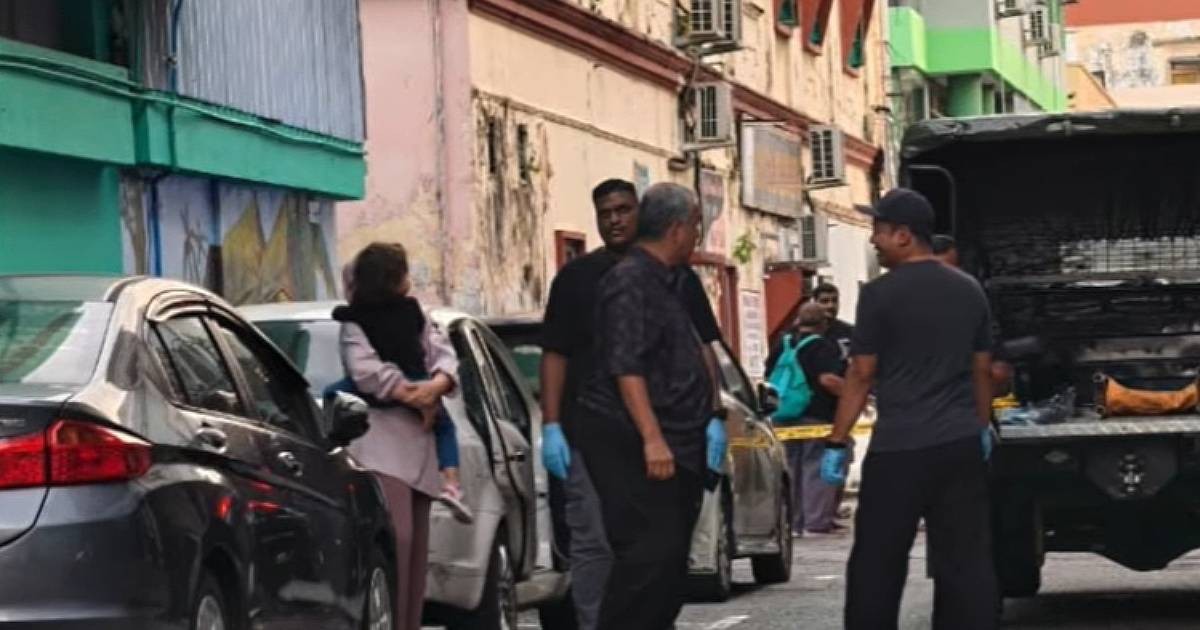 Bé trai 2 tuổi tử vong vì bị mẹ bỏ quên trong ô tô suốt cả ngày đi làm- Ảnh 1.