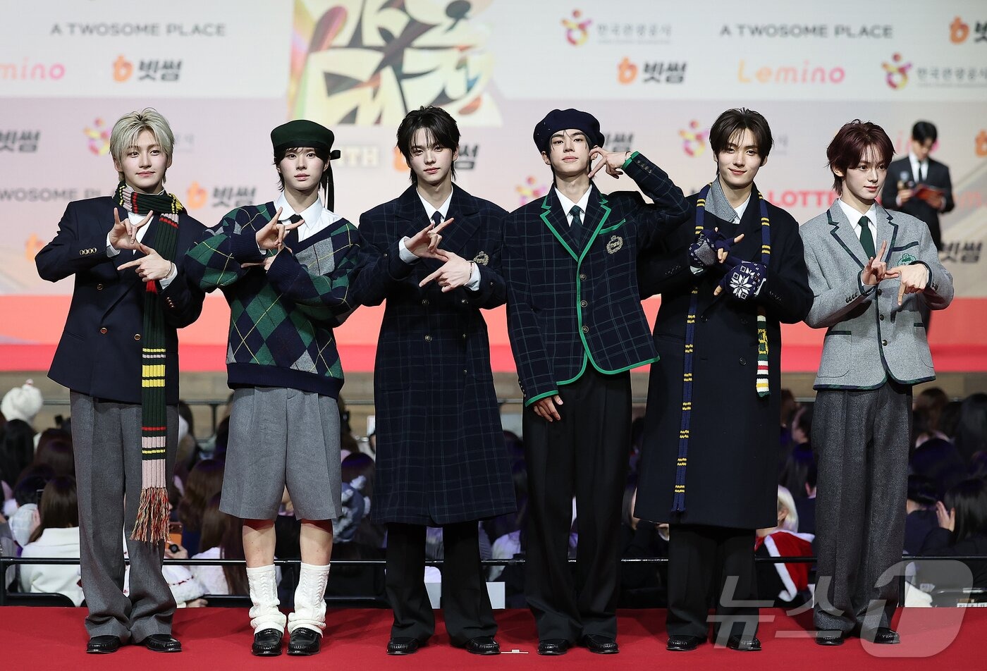 Thảm đỏ hot nhất Giáng sinh 2025: Jang Won Young hóa thiên thần, Winter (aespa) vất vả che dấu ấn tình yêu với Jungkook (BTS)- Ảnh 53.