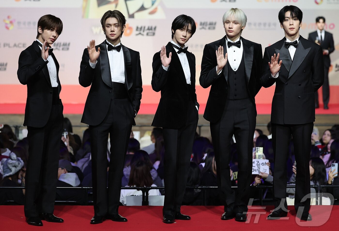 Thảm đỏ hot nhất Giáng sinh 2025: Jang Won Young hóa thiên thần, Winter (aespa) vất vả che dấu ấn tình yêu với Jungkook (BTS)- Ảnh 30.