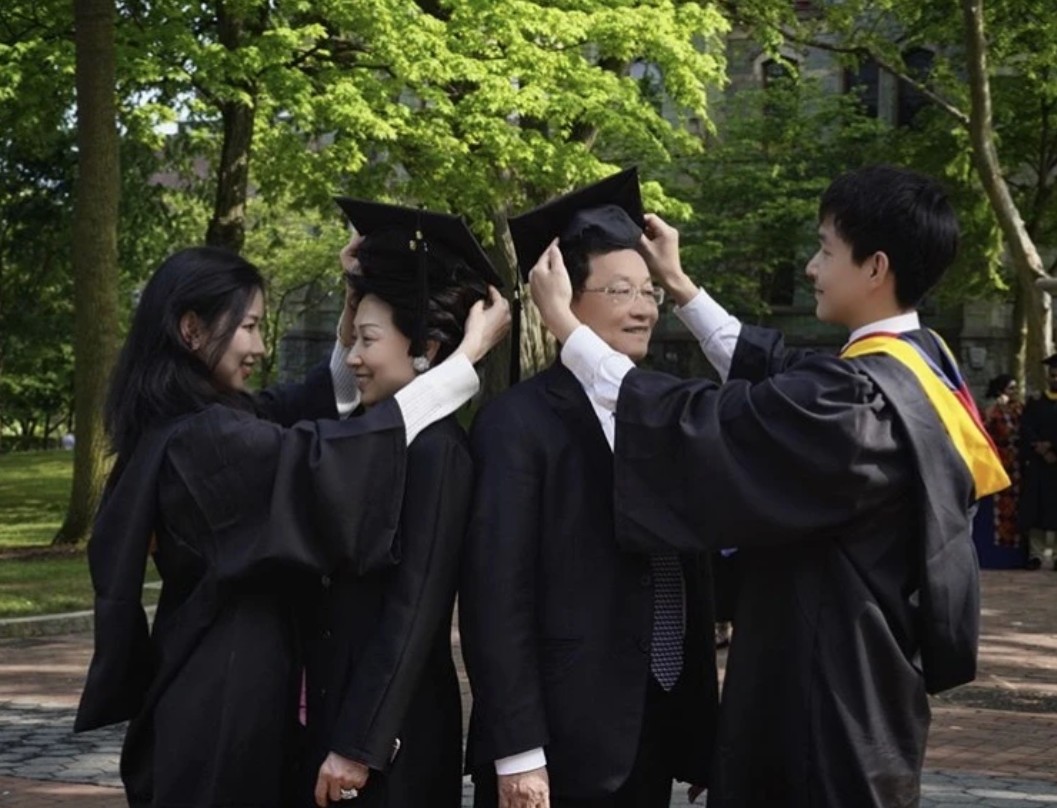 Tỷ phú giàu hơn Donald Trump, CEO Starbucks sau 1 đêm: Thạc sĩ Thanh Hoa, 24 tuổi làm ông chủ tập đoàn dược phẩm lớn nhất châu Á- Ảnh 3.