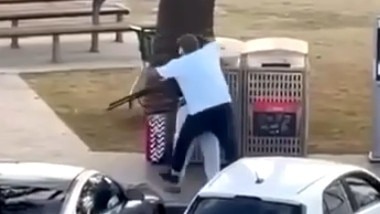 CLIP: Khoảnh khắc người dân tay không tước vũ khí của kẻ xả súng ở Úc- Ảnh 1.