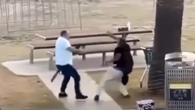 CLIP: Khoảnh khắc người dân tay không tước vũ khí của kẻ xả súng ở Úc- Ảnh 2.