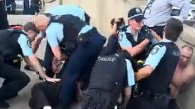 CLIP: Khoảnh khắc người dân tay không tước vũ khí của kẻ xả súng ở Úc- Ảnh 3.