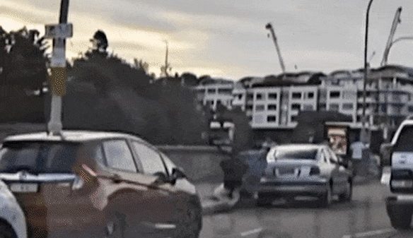 Xả súng ở Úc: Bốn người hùng xông lên đối đầu kẻ khủng bố, 3 người ra đi mãi mãi uc 17658770935721277860700 1765895368420 1765895368696397094466