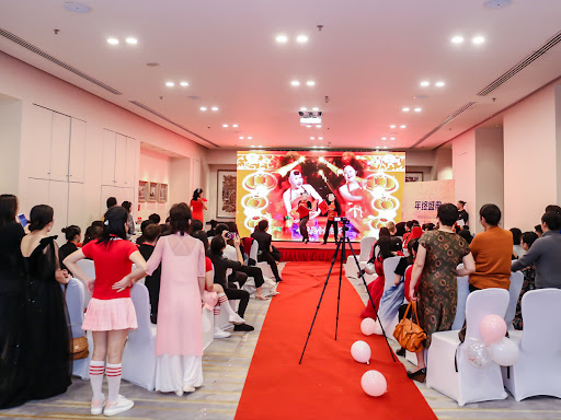 Từ chối biểu diễn văn nghệ trong tiệc tất niên, nhân viên bị công ty đuổi việc- Ảnh 1.