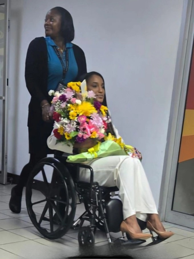Hoa hậu Jamaica ngồi xe lăn sau cú ngã ở Miss Universe- Ảnh 1.