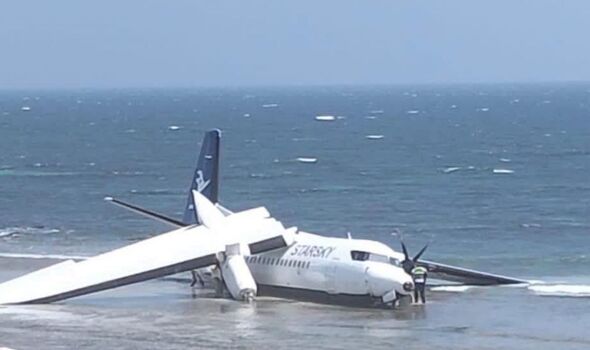 NÓNG: Máy bay chở 55 người gãy cánh, rơi xuống khu vực ven biển- Ảnh 1.